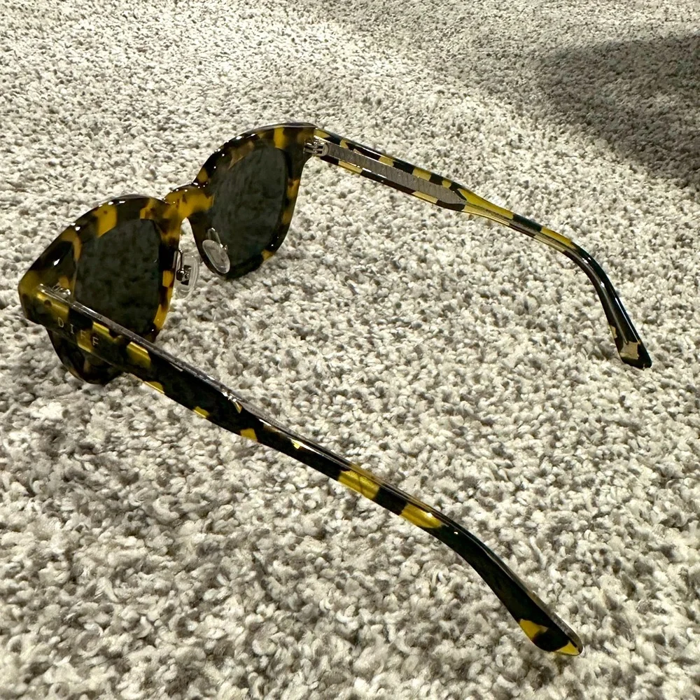 Harry Potter DIFF Charitable Collaboration - Hufflepuff Sunglasses - Picture 2 of 7
